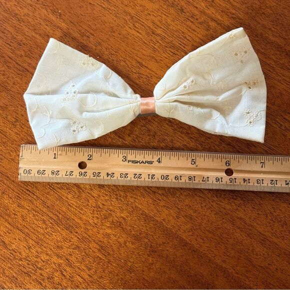 Vintage Eyelet Fabric Cream and Pink Bow Tie Hair Bow - Picture 9 of 10
